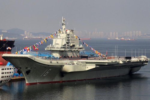 中國(guó)首艘航母遼寧號(hào)今天入列 胡錦濤登艦視察